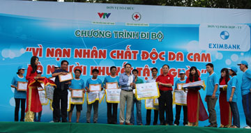 ទីក្រុងហូជីមិញ៖មនុស្សជិត១ម៉ឺននាក់ដើរថ្មើរដើម្បីជនរងគ្រោះដោយជាតិគីមីពុលព័ណ៌លឿងទុំ